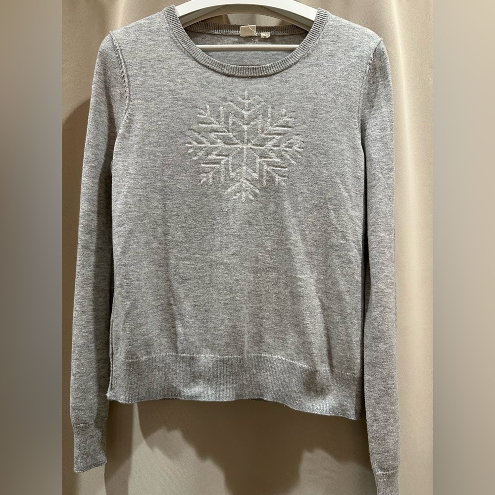 GAP gray snowflake sweater / large-fits like medium /used but in good condition